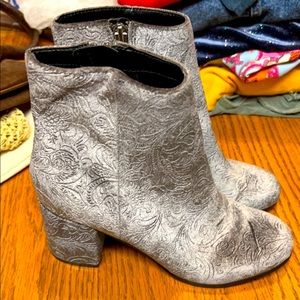 Indigo Rd Velvet booties size 6
